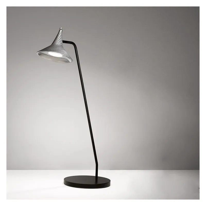 Artemide Unterlinden, hliníková stolní lampa s texturou dřeva, 9W LED 3000K, výška 51,6cm Omezená Nabídka