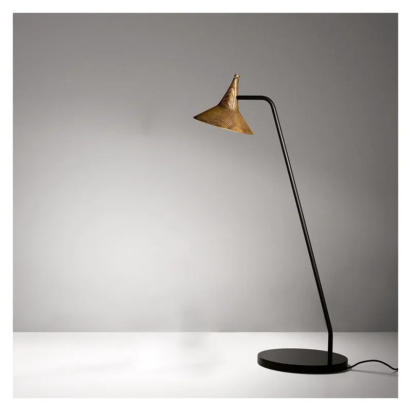 Omezená Nabídka Artemide Unterlinden, mosazná stolní lampa s texturou dřeva, 9W LED 2700K, výška 51,6cm